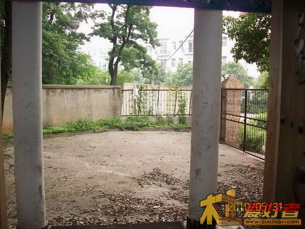 院内之入户门看院子.jpg