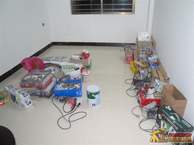 装修的工具和一些材料，看来要做个工具柜专门放置才行，不然以后领导当垃圾处理了就没得玩了
