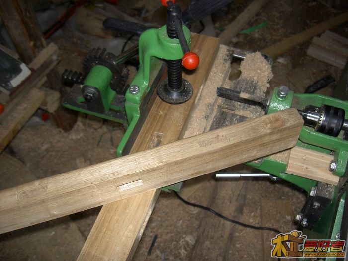 用原配的方榫刀重试,效果不错,估计是第一次用时没注意钻头的旋转方向