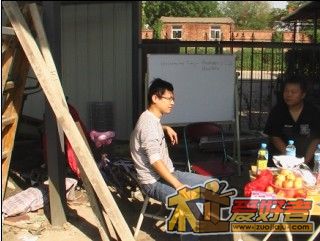 木工房机械技师和管理苹果帅哥.jpg