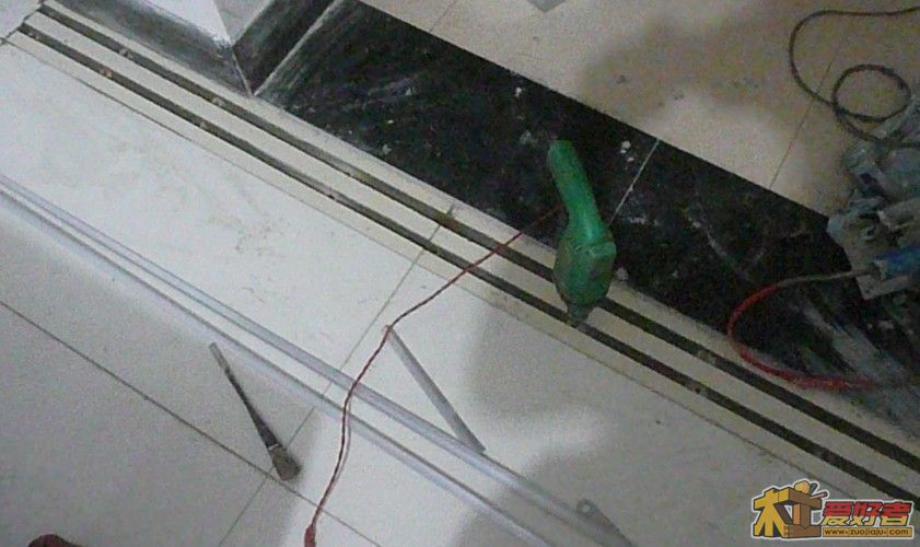 用铝合金封底下导轨.jpg
