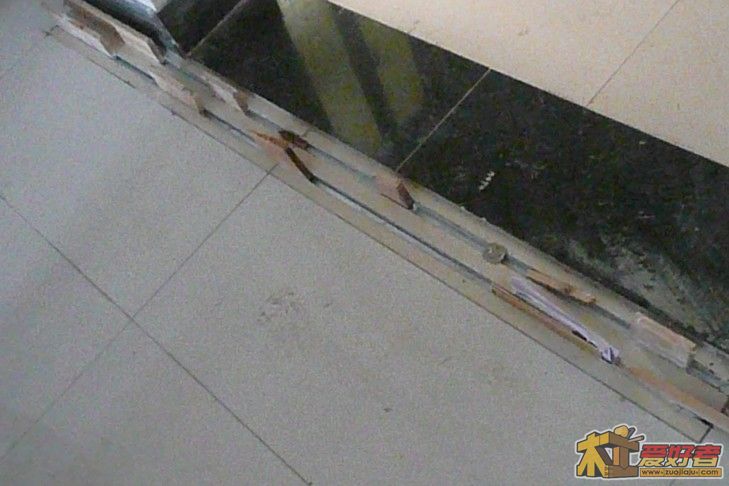 用玻璃胶粘铝合金条封导轨.jpg