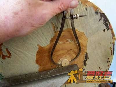 Turn-the-scrap-to-make-a-center-for-mounting-the-s.jpg