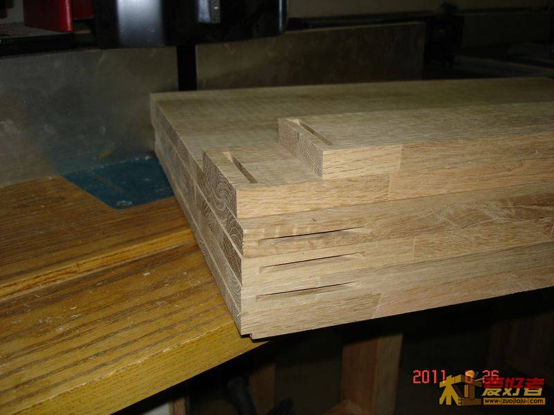 前挡板用饼干榫连接