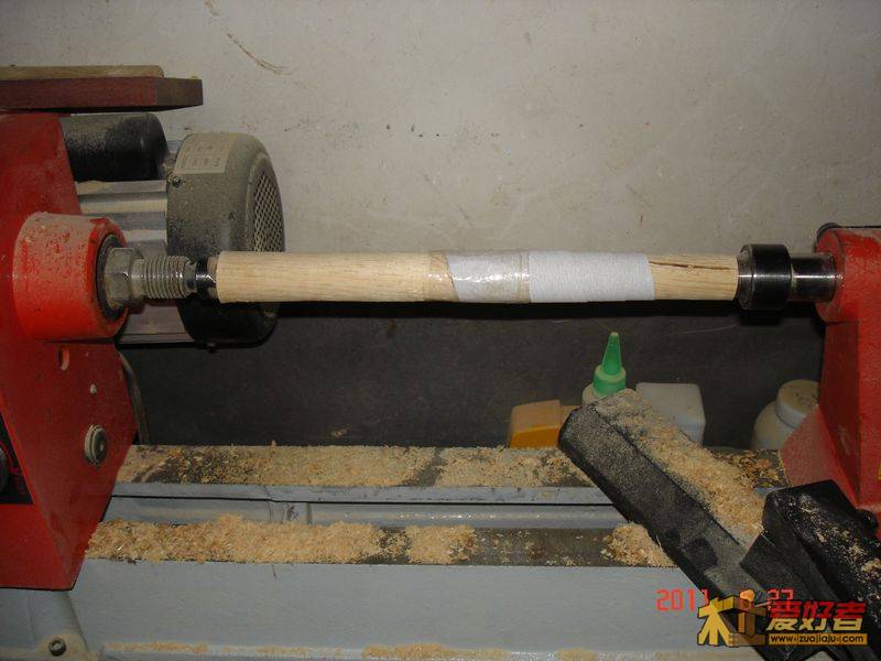 缠上砂纸胶带固定