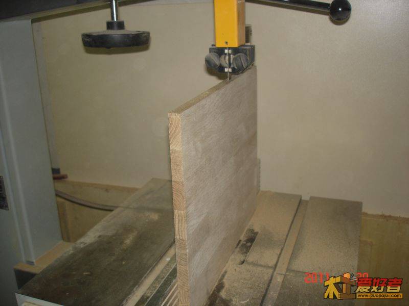 海威就是牛啊，33厘米高的柞木一分为二。做抽屉底。