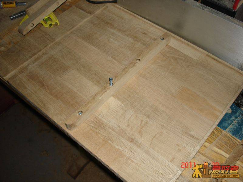 用木头做滑道。省下滑轨了。