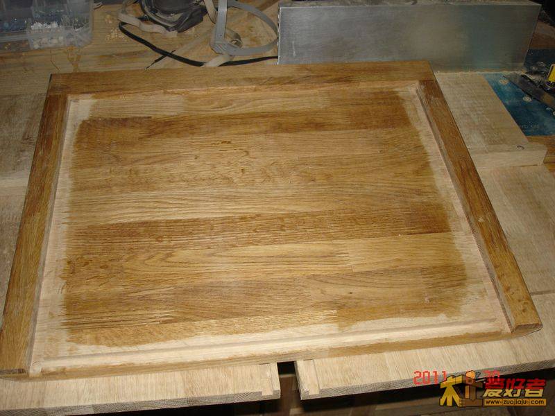 涂木蜡油留出涂胶的地方。