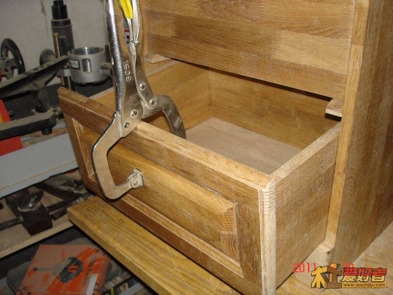 定位抽屉盖板。