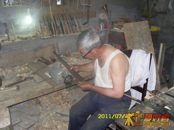 认真工作的师傅