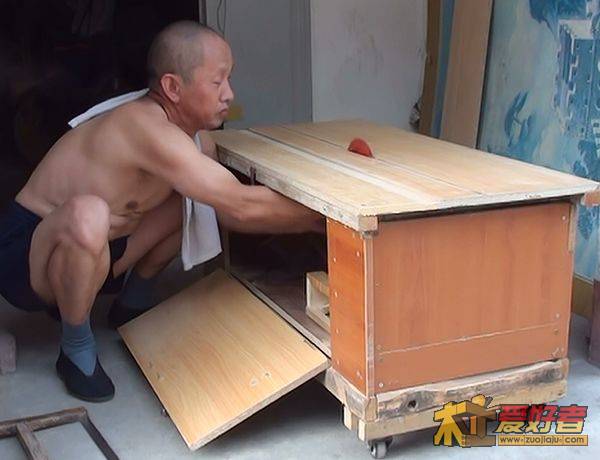在楼下找到一个废弃的茶巾框子四面包上板子做了倒圆锯，凑合用。