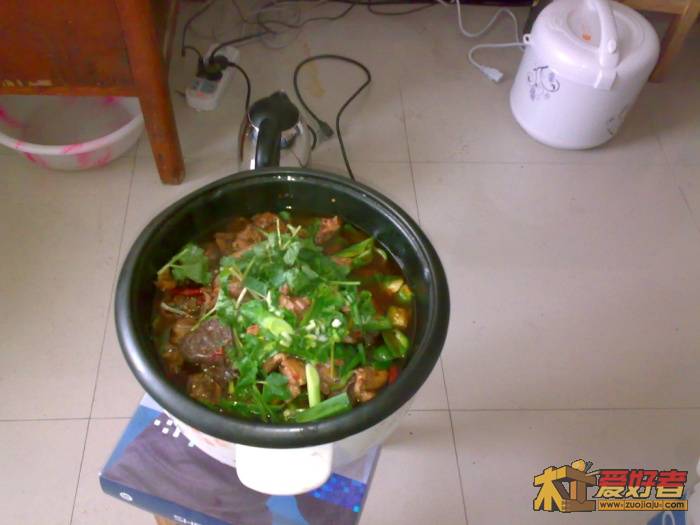 餐馆端了个火锅回来