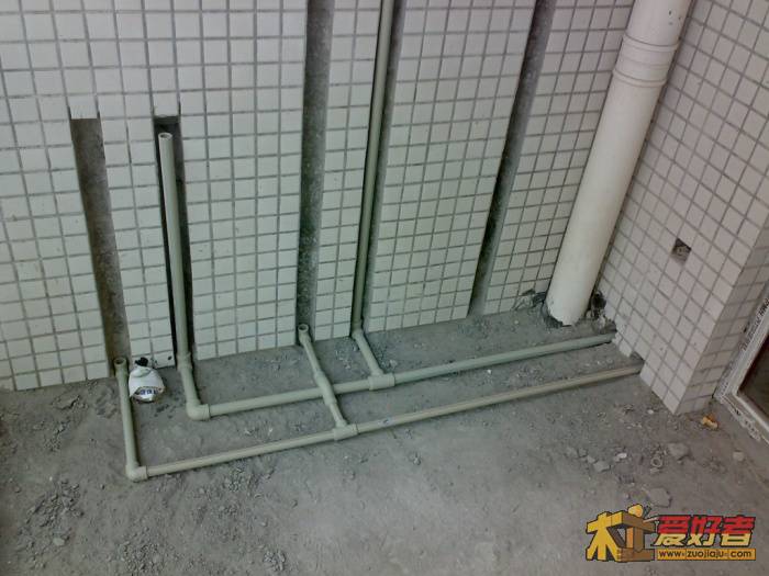 阳台洗衣机左侧装了一个陶瓷洗衣池，偶尔用手搓洗。都接了冷热水