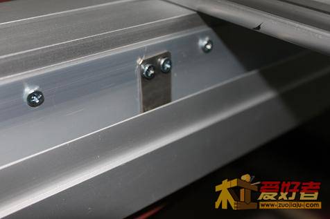 安装到滑板上，起一个支撑的作用