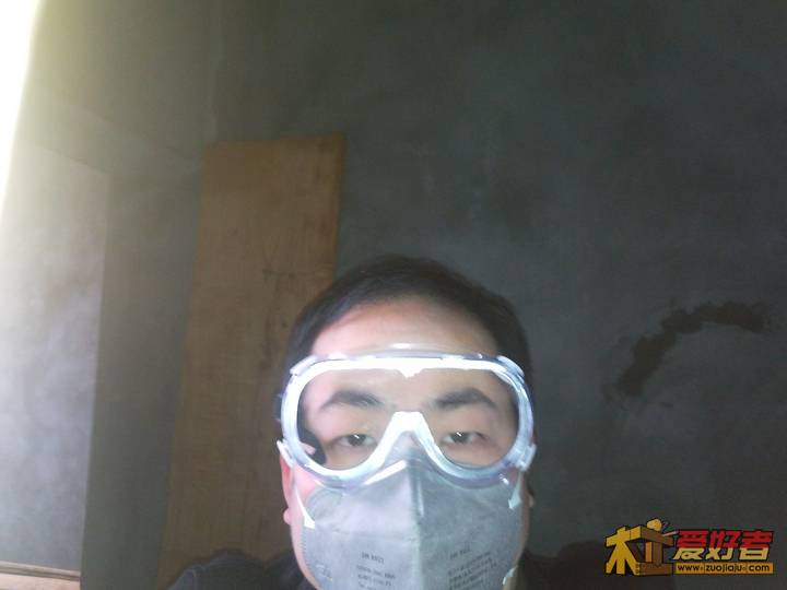 给大伙玩个CS  忘了戴安全帽了 呵呵