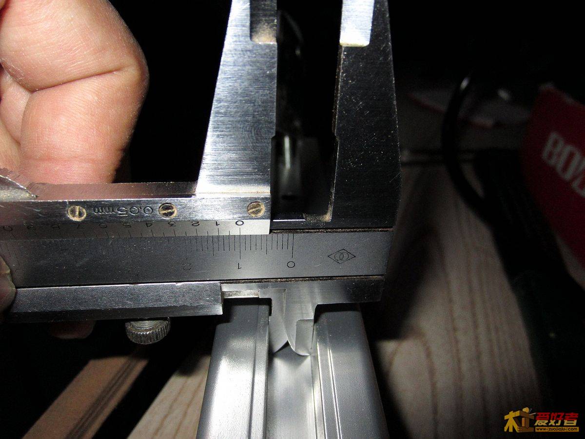 铝合金型材的槽宽10mm，深也是10mm