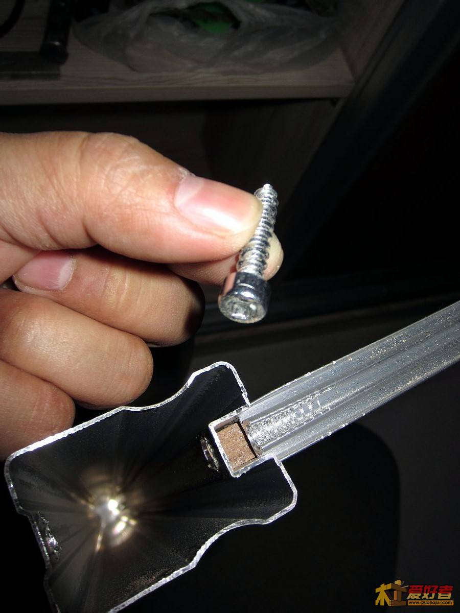 上方与门边连接的螺丝