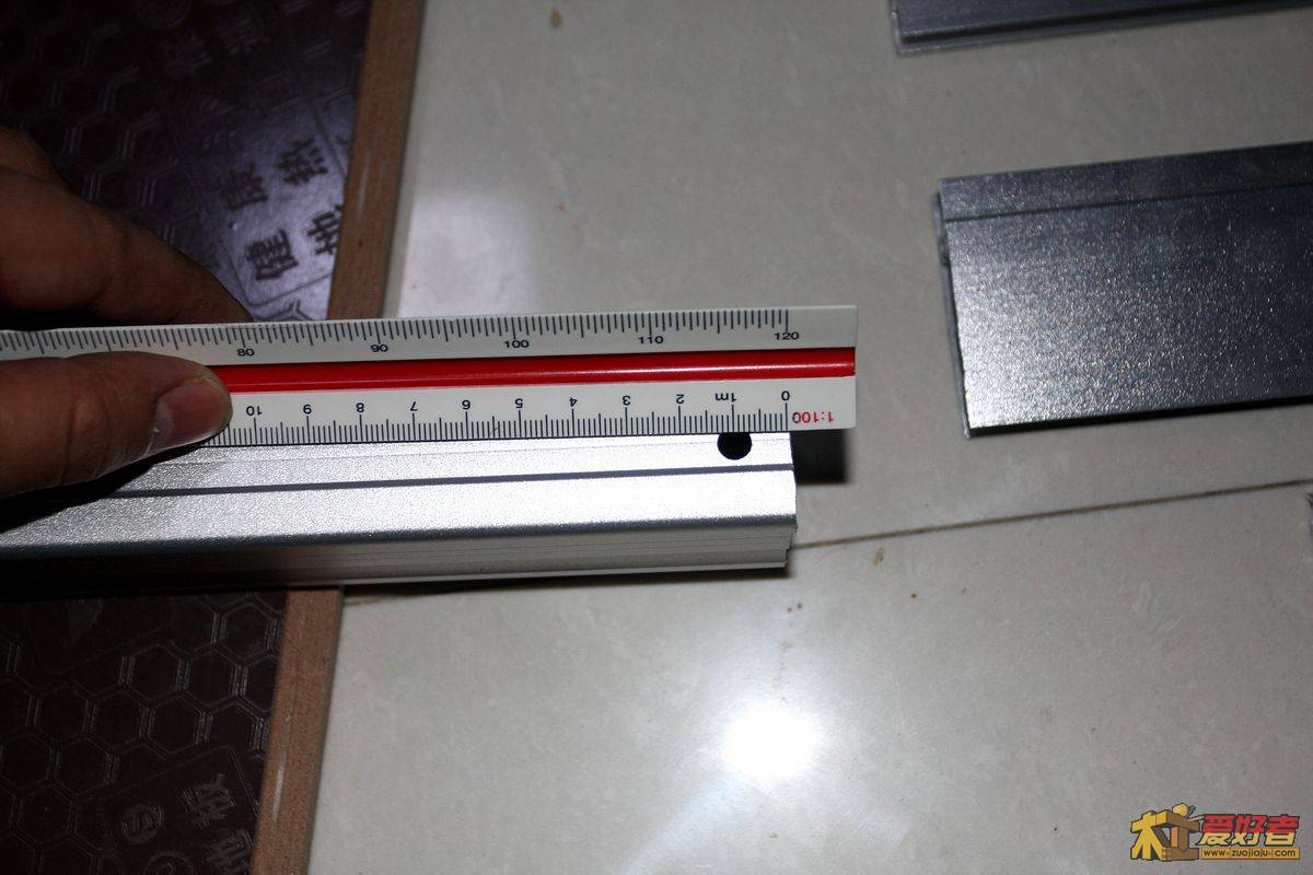 门边顶部钻孔位置，大约10mm