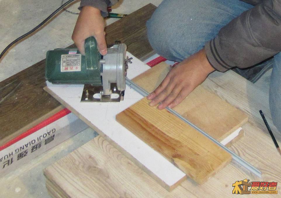 做了一个固定的工具，用来铝合金的45度角