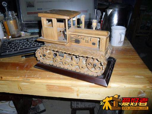 这是小木工啄木鸟 的照片，注意发动机的部分，区别明显。