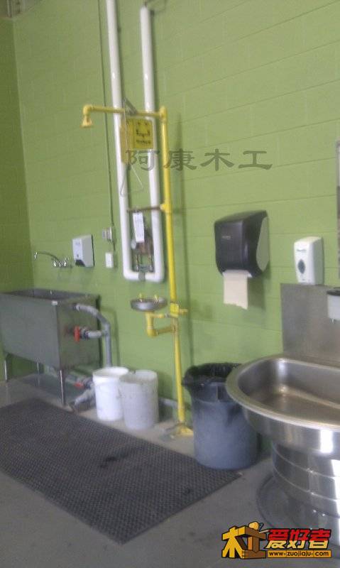 教室入口的洗手区，有个喷淋头，似乎是冲洗眼睛的