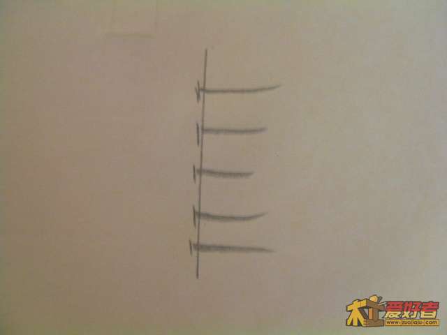 在立板上依线钉一排钉