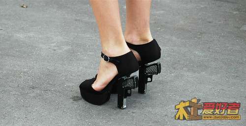 girls_on-gun.jpg