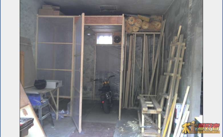 木方和塑料布搭建的简易喷漆间
