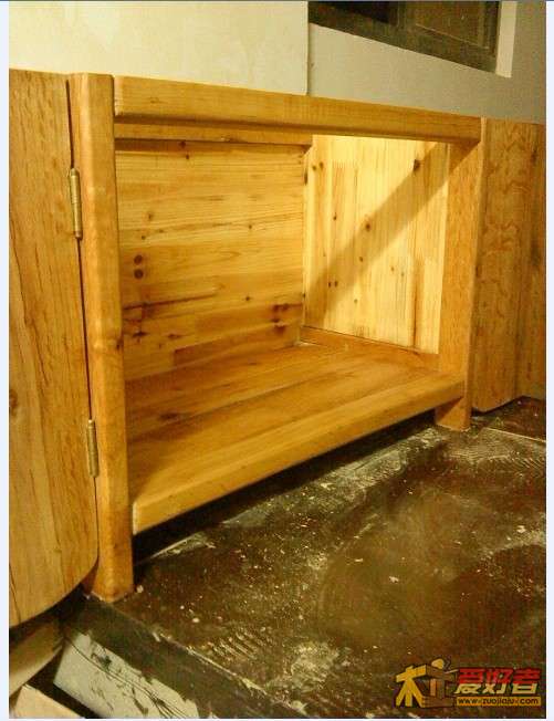 俩立柱的木纹还不错.背板是用杉木指接板