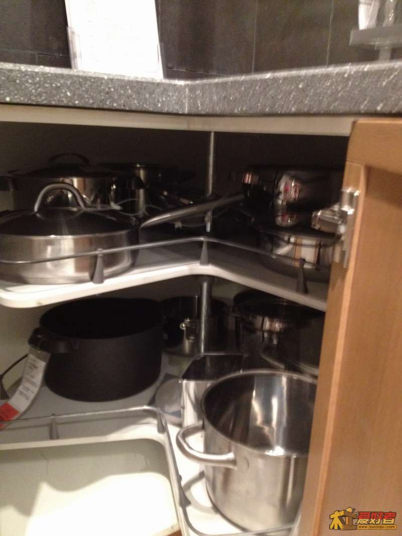 厨房底柜拐角处