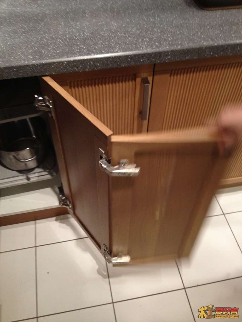 拐角柜门的处理