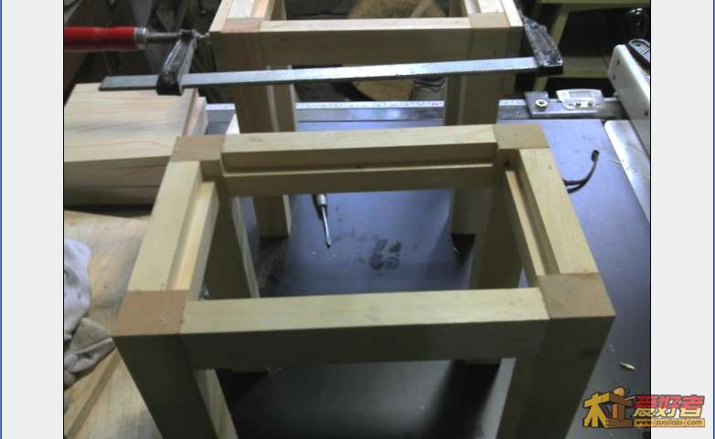 中间镶嵌的板子要把四条腿的位置留出来：