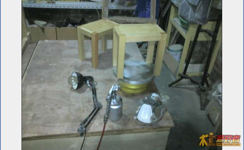 喷一遍聚酯底漆：