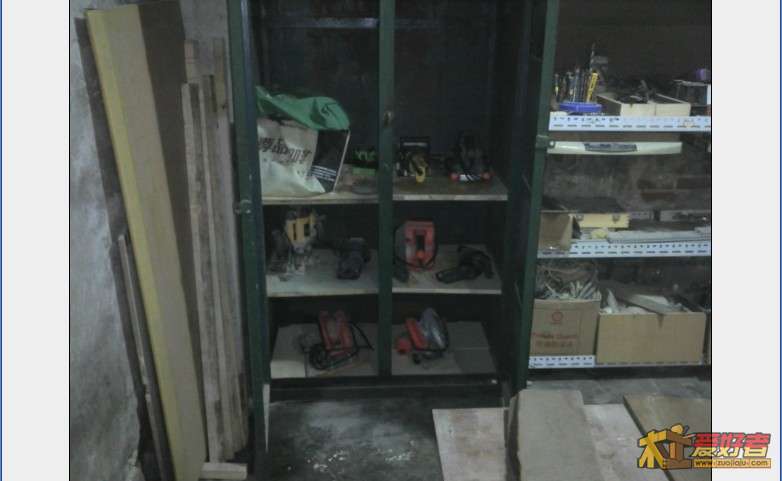 电动工具放在铁柜里。