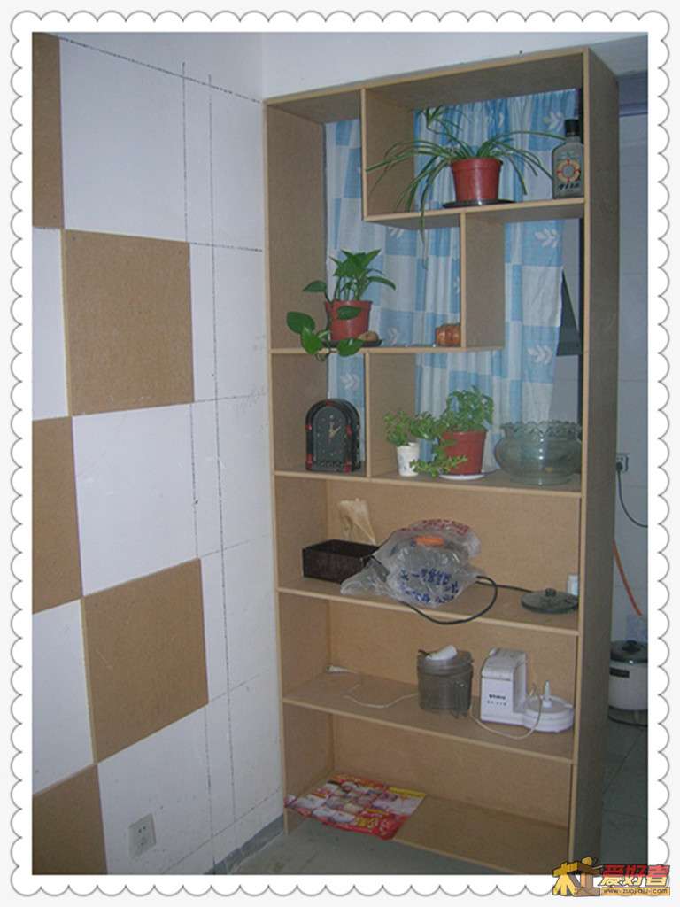 间隔厨房和餐厅的造型柜子