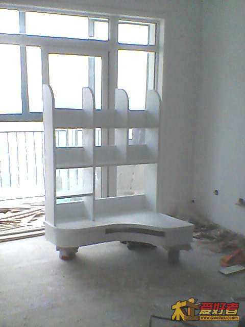 DIY的电脑桌，刚做好油漆