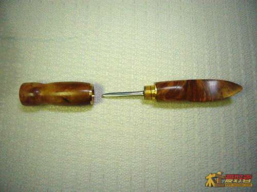 打开中间是把刮烟灰，通眼儿的小刀