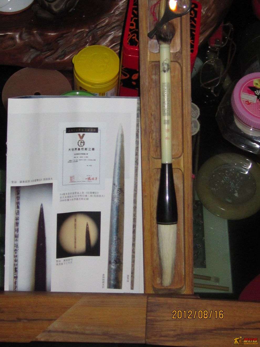 盒中的毛笔的微型雕刻是陈建全微型雕刻大师所作。