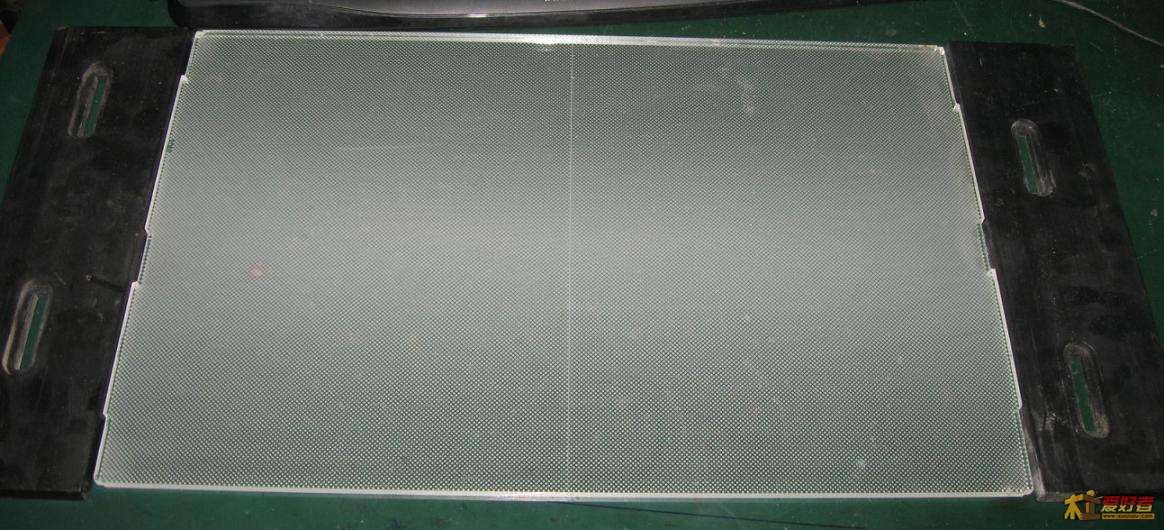 找一个19寸液晶屏内导光板，中间划线准备锯成二半。。