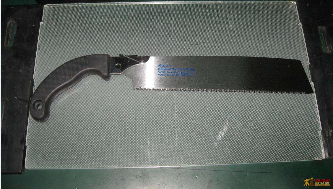 找到从洋为中用处买的锯来锯，这锯锯木很爽，但这个塑料板锯不了。。估计是齿太密。