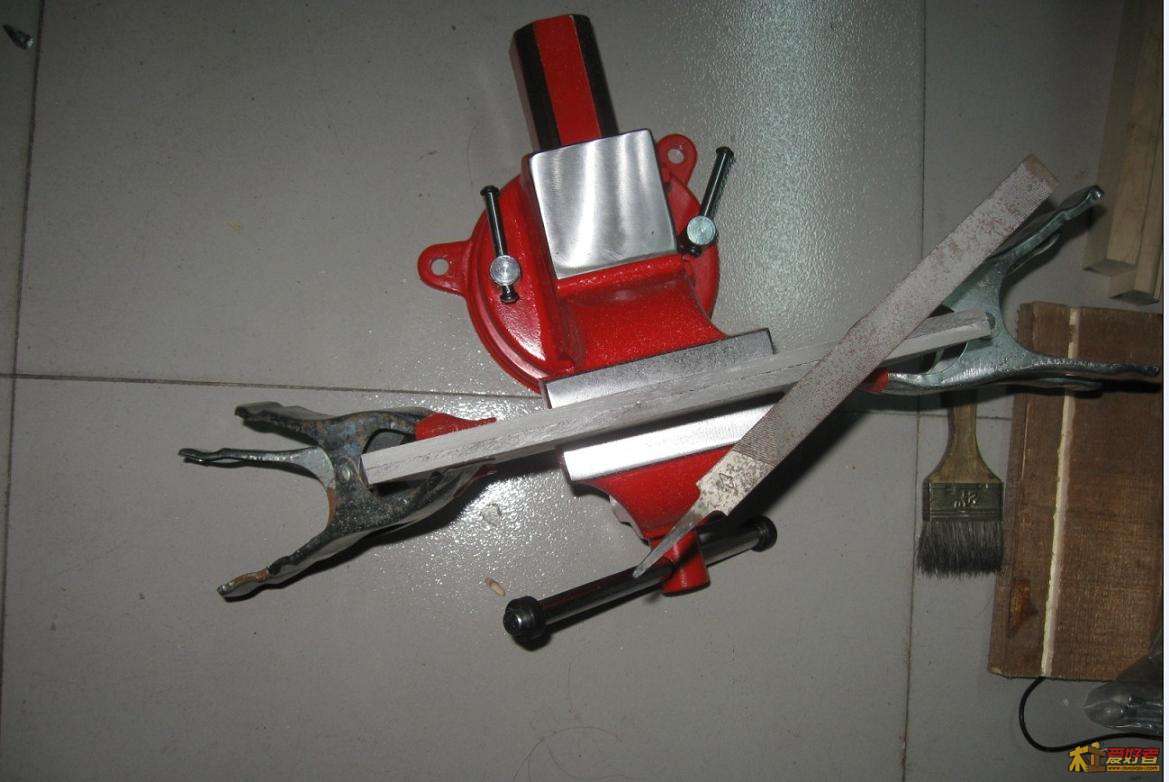 放到在论坛KAI7290处买的台钳上夹好，锉平