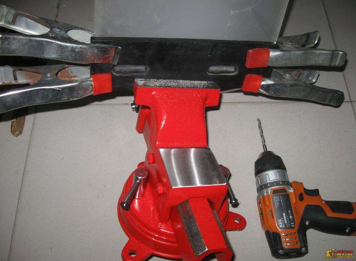 把原靠山对比着钻孔