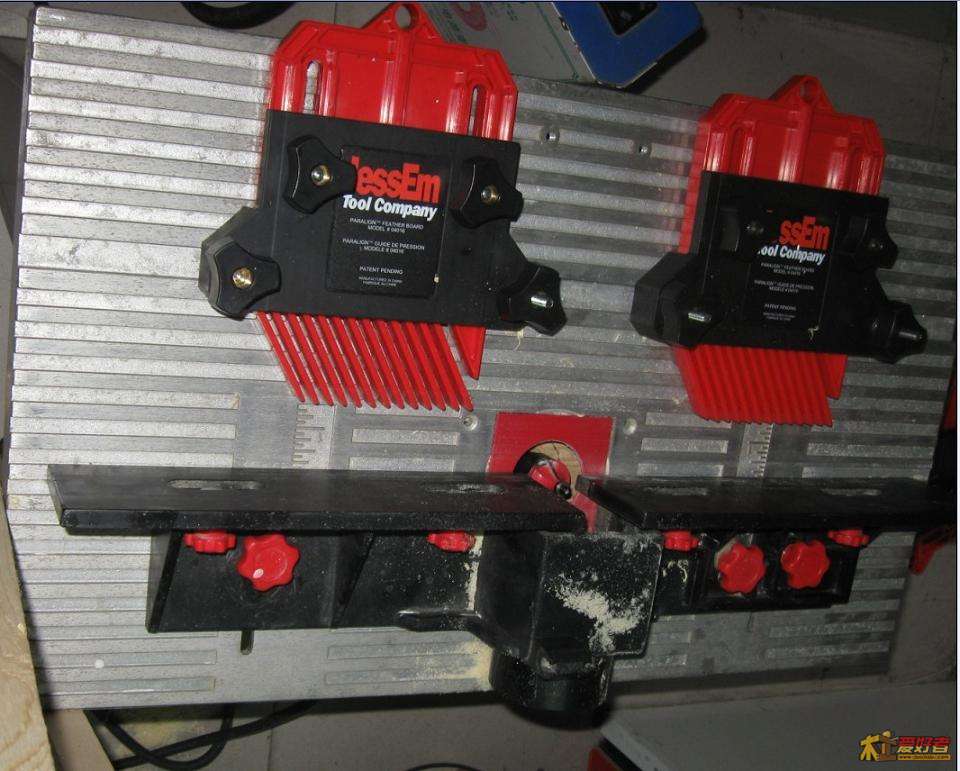 没有安装靠山处羽毛板的照片。