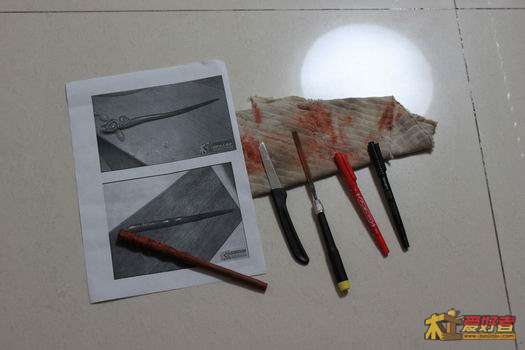 用的工具是孩子小铅笔的小刀、锉、砂纸。