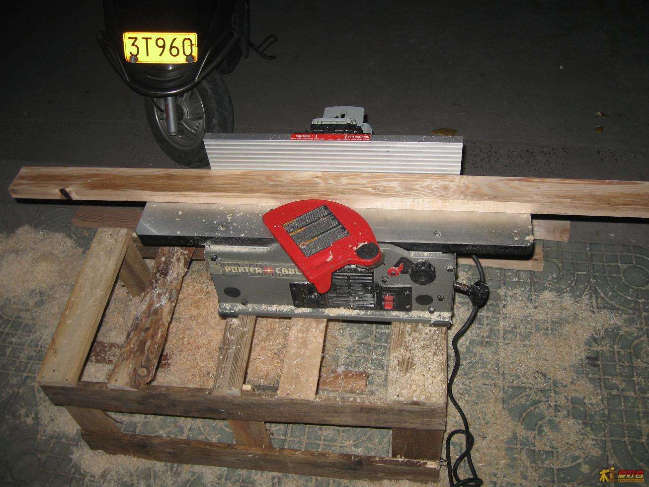 今天去拉的平刨，顺便买的松木。没有用压刨光定高。就用平刨刨光四面用