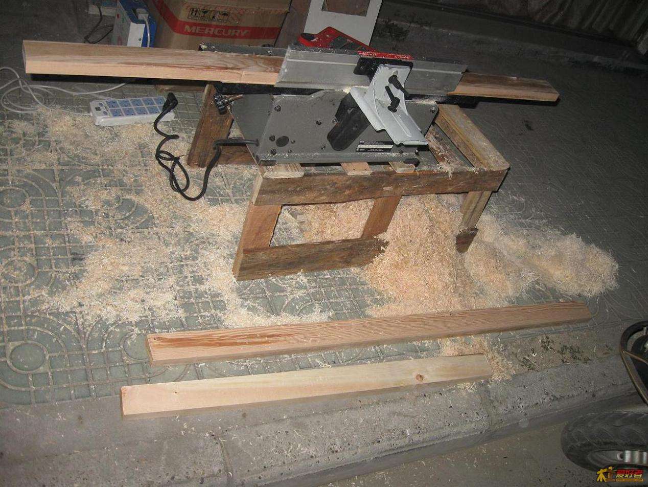 另一面，一堆刨花