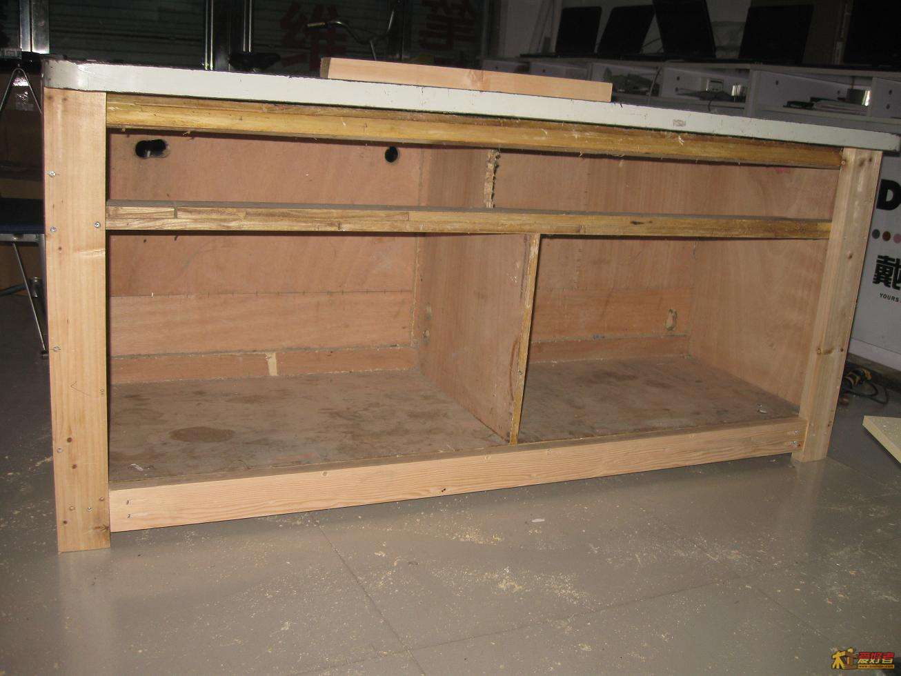 桌子下面加的横撑