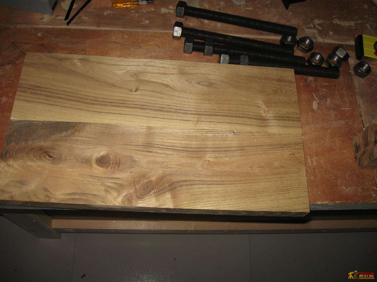 丝杆切成四段，用钢锯条手锯开……买的槐木板粗刨下。切齐