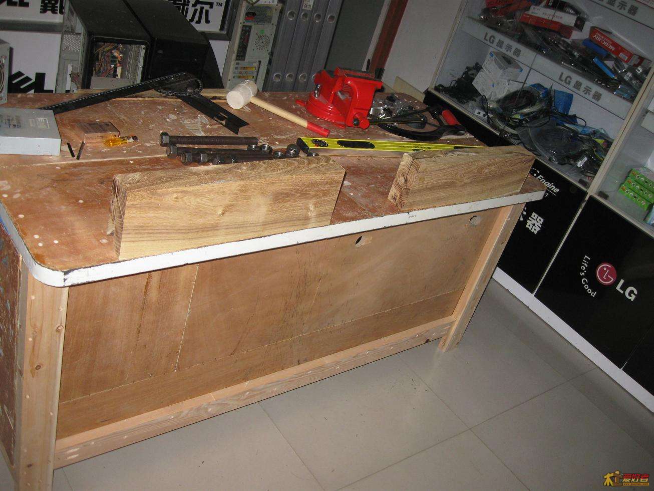 搞成二个。以防刨大料夹不住……这样二组夹持就可以稳定了