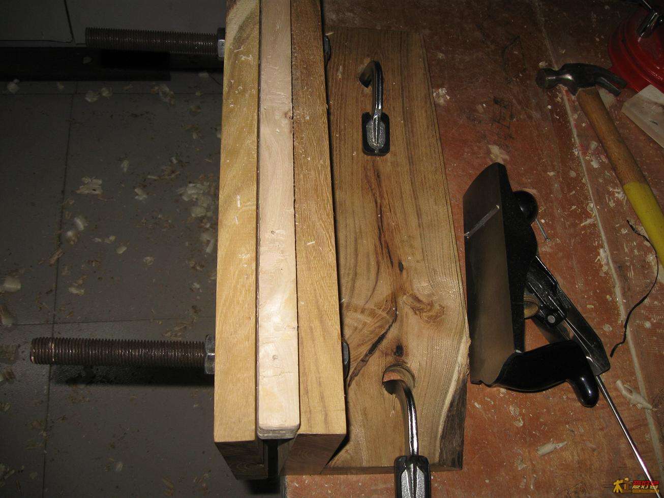 夹个包装废木条刨下试试